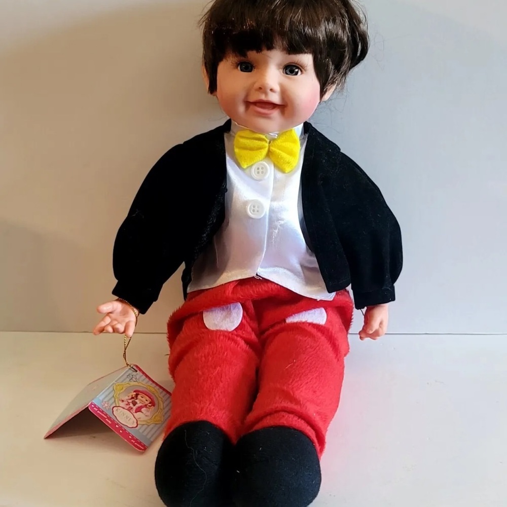 Vintage 1997 Kinnex Boy Doll With Noise Box No. 18 13 in High sit